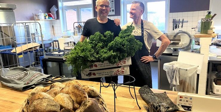 Nicolai og Tversted Skole får hver dag friske grøntsager fra Carsten ”Graverens Grøntsager”, som også har gårdbutik på adressen Hirtshals 17 og bod på Østervej i Tversted. Foto: Palle W. Nielsen