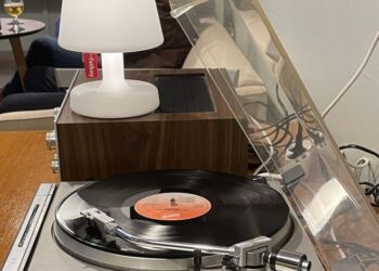 Der  lyttes til vinyler udvalgt af en spændende gæst, der vil fortælle om sin passion for musik og dele sine personlige historier og minder. Privatfoto