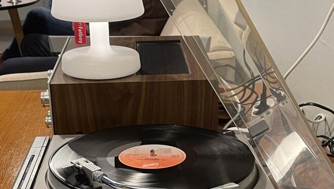 Der  lyttes til vinyler udvalgt af en spændende gæst, der vil fortælle om sin passion for musik og dele sine personlige historier og minder. Privatfoto