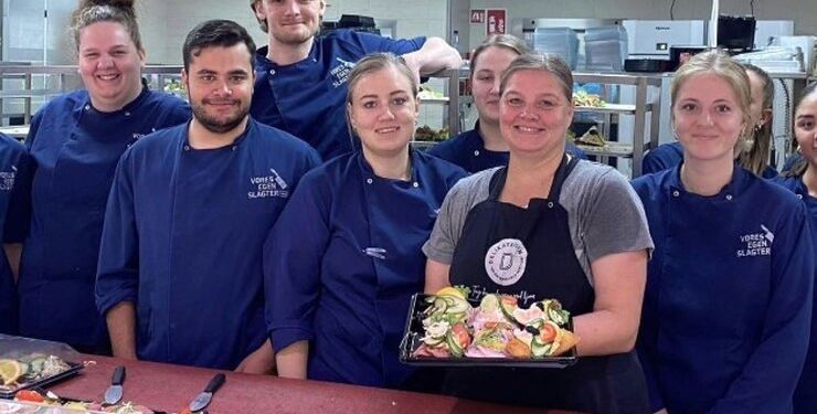 Delikatessens dygtige medarbejdere hos føtex Hjørring er torsdag klar med lækkert smørrebrød til kun 12 kroner stykket. Privatfoto