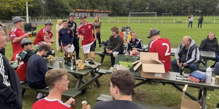 Udsigten til lørdag aftens Oktoberfest har måske bidraget til at antænde fodboldfeberen i Bindslev. Foto: Privat.
