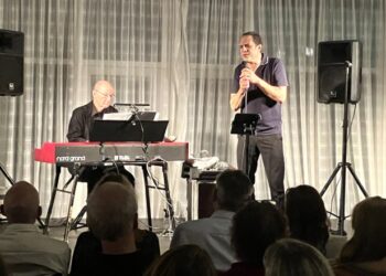 Tre blev til to på Restaurant Tannishus, hvor Bobo Moreno og Ole Kock Hansen underholdt en udsolgt sal. Foto: Palle W. Nielsen