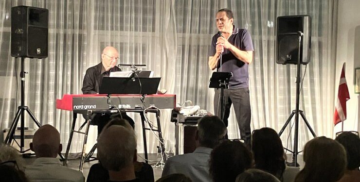 Tre blev til to på Restaurant Tannishus, hvor Bobo Moreno og Ole Kock Hansen underholdt en udsolgt sal. Foto: Palle W. Nielsen