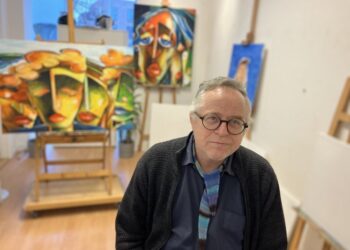 Brian Lykke maler, underholder, arrangerer, udstiller og rammer billeder ind i Galleri Matique i Hjørring. Foto: Palle W. Nielsen