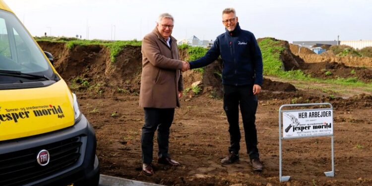 Borgmester Søren Smalbro hilser på Henrik Kraglund ved erhvervsgrunden på Venøvej. Foto: Hjørring Kommune.