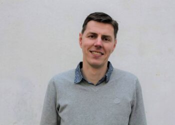 Svend Stokbæk fra MAF (Mission Aviation Fellowship) besøger Lendum Præstegård. PR-foto.