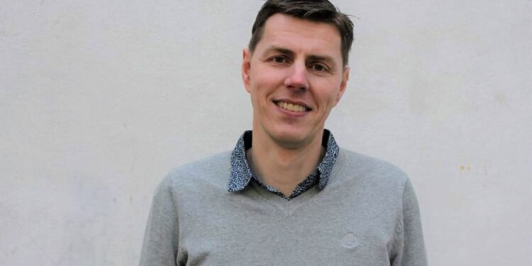 Svend Stokbæk fra MAF (Mission Aviation Fellowship) besøger Lendum Præstegård. PR-foto.