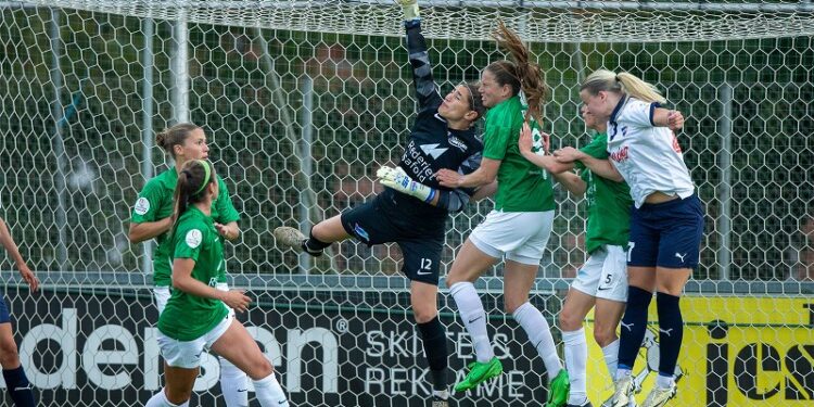 Fortunas forsvar er en uigennembrydelig mur. Der kæmpes konstant for holde modstanderen på afstand. Foto: Jess M. Madsen.