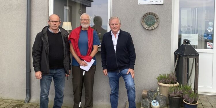 Fra venstre ses formand for den selvejende institution, Peter Green Skovgaard, bestyrelsesmedlem i Støtteforeningen, Bent Skjoldborg og formand for Støtteforeningen, Ole Rimmen. Foto: Ældre Sagen.