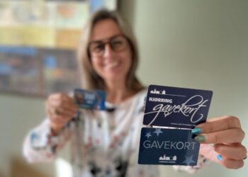 Rikke med de tre gavekort – de to i forgrunden sendes på pension. Foto: Hjørring Handel.