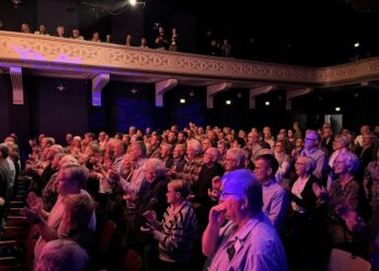 Forventningsfulde gæster til koncert på Vendelbohus. Foto: Arkiv.