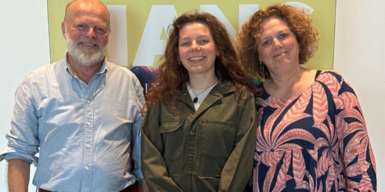 Jørgen Bing instruerer forestillingen HANS og på scenen står en veloplagt Lone Rødbroe sammen med datteren Frida Cæcilie Rødbroe. Foto: Tao Lytzen.