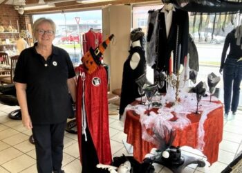 Jette Videnkjær sælger også udstyr til Halloween i Dansk Folkehjælps genbrugsbutik i Hjørring. Foto: Palle W. Nielsen