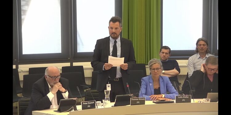 Det socialdemokratiske byrådsmedlem Thomas Klimek har ordet stående i byrådssalen hos Hjørring Kommune. Foto: Arkiv.