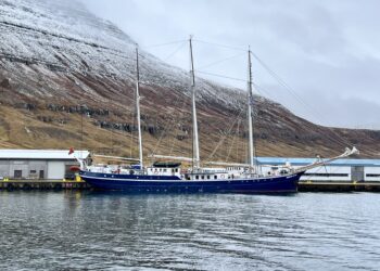 Rembrandt van Rijn ved kaj i Seyðisfjörður i Island. Foto: Niels Skipper.