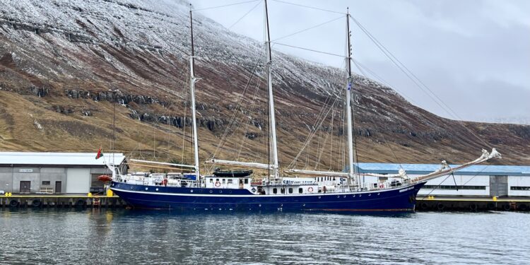 Rembrandt van Rijn ved kaj i Seyðisfjörður i Island. Foto: Niels Skipper.