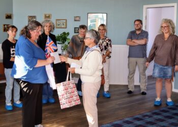 Tidligere leder af The English House i Hirtshals, Cheryl Strike, overrækker gaver og gode ønsker til den nuværende leder Anneke Boonacker-Dekker.