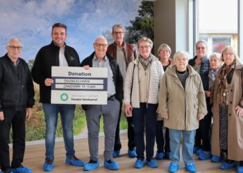 Afdelingsdirektør Mads Nielsen fra Sparekassen Danmark i Sindal overrækker donationen på 11.000 kroner til John Schou fra Soldal Klubben.
De øvrige på billedet er Søren, Kim, Lisbeth, Anni, Connie, Gitte, Ulla og Dorthe.