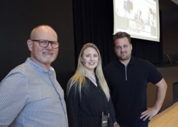 Erhvervskonsulent i Business Hjørring Lars Gaden Jensen holdt sammen med de to iværksættere Theis Fonseca Holmene og Benedicte Bernhardis oplæg for alle afgangselever på Hjørring Gymnasium. Foto: STX.