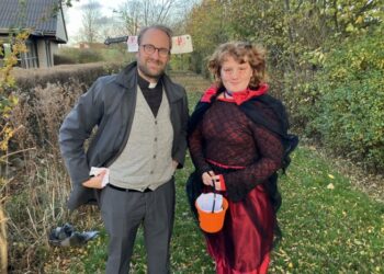 Kirkesanger Laura Karstensen og sognepræst Johan Hermann Rump ved Halloween-løjerne i Uggerby forleden. Foto. Palle W. Nielsen