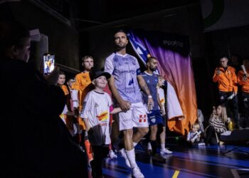Ermin Kasumovic træder på banen som viceanfører for Hjørring Futsal Klub.  Foto: Jacob Strandeng.