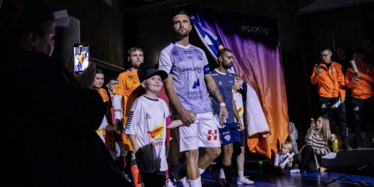 Ermin Kasumovic træder på banen som viceanfører for Hjørring Futsal Klub. Foto: Jacob Strandeng.