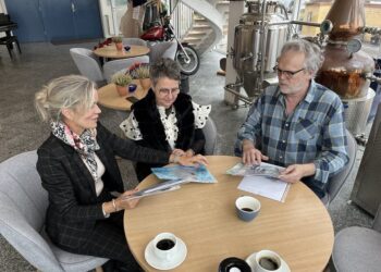 Turistchef Laila Zielke og butiksindehaver Lene Kruse fra Havkyst i muntert selskab med Ib Grønbech, som i disse uger nyder succesen med teaterkoncerten "Men her går det godt" på Vendsyssel Teater. Foto: Niels Chr. Jakobsen.