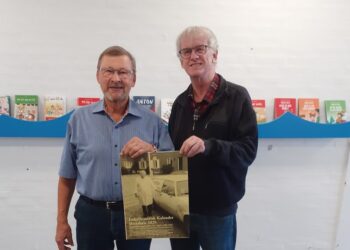 Poul Pedersen og Frank Chemnitz Larsen med Lokalhistorisk Kalender 2025. Foto: Arkiv.