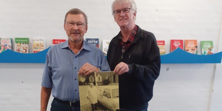 Poul Pedersen og Frank Chemnitz Larsen med Lokalhistorisk Kalender 2025. Foto: Arkiv.