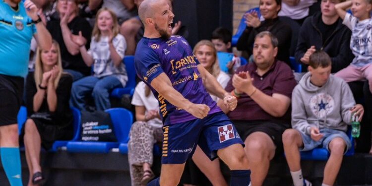 Mads Falck jubler efter scoring for HFK. Foto: Jacob Strandeng.