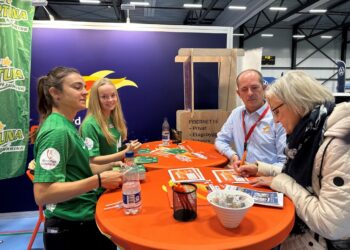 Janelle Cordia og Ida Sort - to af Fortunas elitespillere - skriver autografer på Nord Energi Fibernets stand på Hjørringmessen. Morten Møller Hansen fra Nord Energi Fibernet sørger for, at messegæsten også deltager i konurrencen om at vinde en signeret Fortuna-trøje.