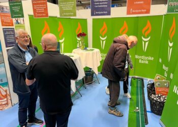 Jens Buje fra Nordjyske Bank fik sin en snak med arrangør Per Bach Nielsen på Hjørring Messen. Foto (arkiv): Niels Skipperr