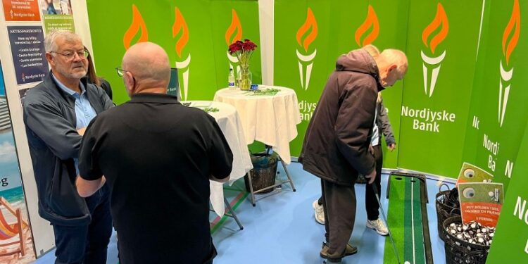 Jens Buje fra Nordjyske Bank fik sin en snak med arrangør Per Bach Nielsen på Hjørring Messen. Foto (arkiv): Niels Skipperr