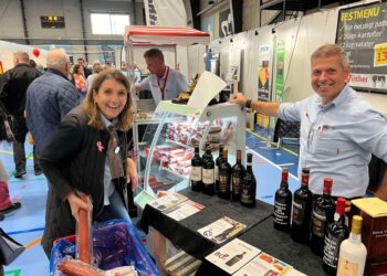 Store smil hos Pia og René Ejstrup Larsen, der stod klar hos Spar og Slagter Winther. Foto: Niels Skipper.