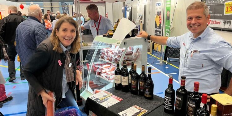 Store smil hos Pia og René Ejstrup Larsen, der stod klar hos Spar og Slagter Winther. Foto: Niels Skipper.