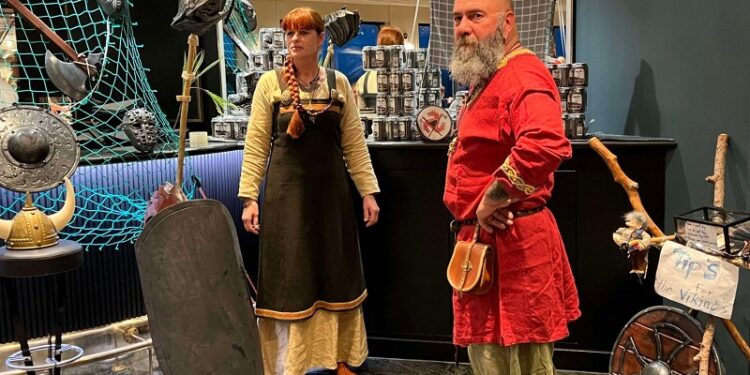 Fredag aften var også et par af gæsterne klædt ud som vikinger. Foto: Niels Skipper.