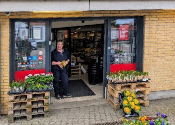 Uddeler Karen Pedersen og Brugsens bestyrelse inviterer til fest med gratis pølser.