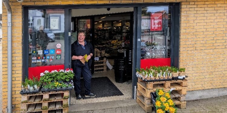 Uddeler Karen Pedersen og Brugsens bestyrelse inviterer til fest med gratis pølser.