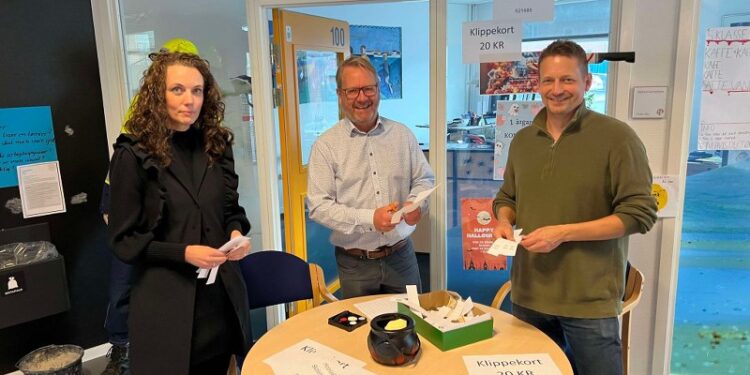 Skoledistriktsleder Lars Brøndum Leed flankeres her af skolelederne Anne og Pelle. Foto (arkiv): Niels Skipper.