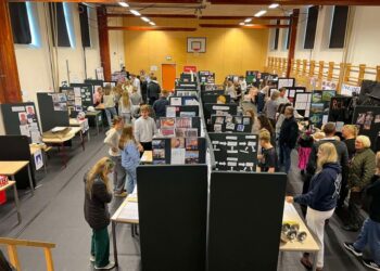 Ikke færre end 65 stande var opstillet under praktikmessen på Hirtshals SKole. Foto: Niels Skipper.