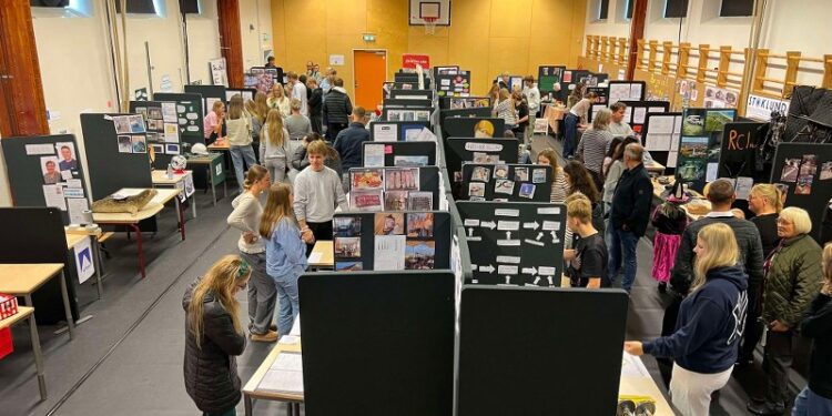 Ikke færre end 65 stande var opstillet under praktikmessen på Hirtshals SKole. Foto: Niels Skipper.