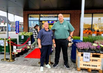 Jannie og Kasper Knudsen har rullet den røde løber ud foran REMA 1000 i Hirtshals. Foto: Niels Skipper.