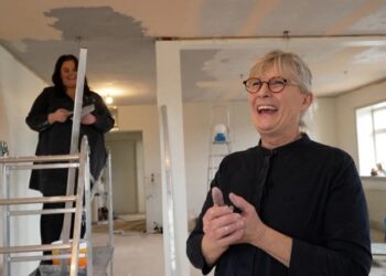 Der er masser af grin, når Anne i baggrunden og hendes mor Rigmor hjælpes ad på den gamle station i Hirtshals. Foto: TV2 Nord.