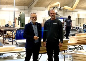 Erhvervschef Ole Bendix og indehaver Brian Jensen hos Sindal Trappen ApS. Foto: Business Hjørring.