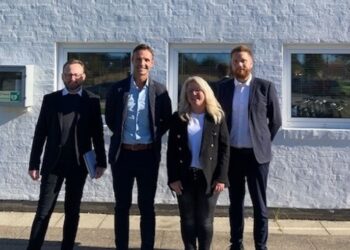 Fra venstre er det Nicolai J Nissen (Direktør, Toppen af Danmark), Bent Christensen (Chef for feriehusudlejning / Feriehuse.dk), Daniel Svane (Kommerciel chef, Toppen af Danmark) og Gitte Vanggaard (Centerdirektør, Skagen Strand). Foto: Toppen af Danmark.