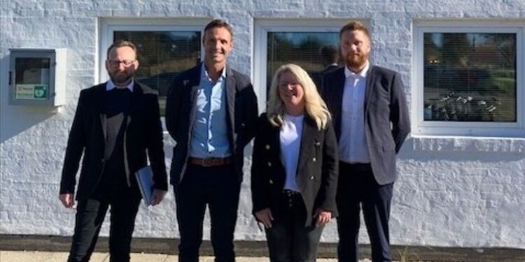 Fra venstre er det Nicolai J Nissen (Direktør, Toppen af Danmark), Bent Christensen (Chef for feriehusudlejning / Feriehuse.dk), Daniel Svane (Kommerciel chef, Toppen af Danmark) og Gitte Vanggaard (Centerdirektør, Skagen Strand). Foto: Toppen af Danmark.