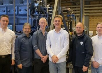 Fra venstre er det nyudlært Christian L. Jensen og Magnus L. Jørgensen samt mester Dan Larsen fra Hirtshals Yard, nyudlært Oliver Thomsen og Hjalte H. Henriksen og mester Rasmus K. Jensen fra Orskov Yard, nyudlært Mikkel Riisager og mester Susanne Winther fra MAN Energy Solutions. Foto: Privat.