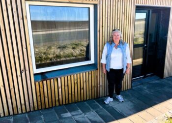 Tanja Nielsen foran indgangen, der vender ud mod Vestmolevej, men ellers har virksomheden adresse på Vodbindervej 2. Foto: Niels Skipper.