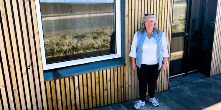 Tanja Nielsen foran indgangen, der vender ud mod Vestmolevej, men ellers har virksomheden adresse på Vodbindervej 2. Foto: Niels Skipper.