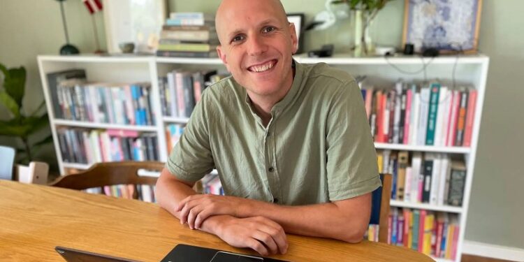 Freelancer Tobias Halskov ved hjemmearbejdestationen i familiens nye hjem i Bagterp. Foto: Business Hjørring.